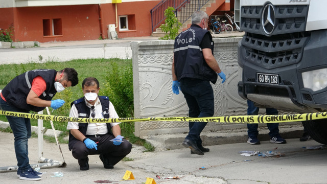 Tokat'ta asker emeklisi baba ve oğlu çöp kamyonunun altında kaldı! - Resim: 1