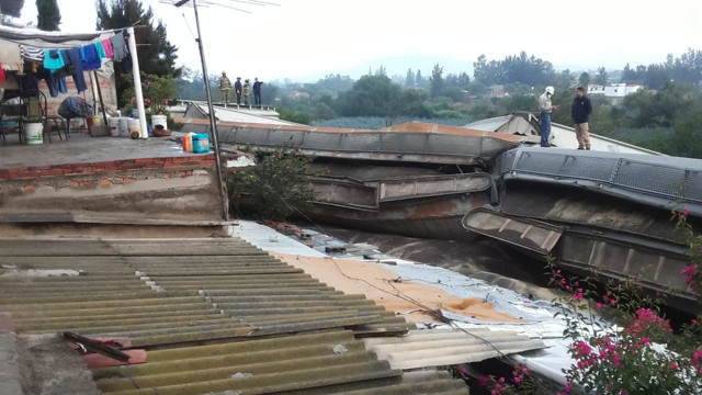 Meksika'da raydan çıkan tren 4 eve zarar verdi 1 ölü 3 yaralı - Resim: 0