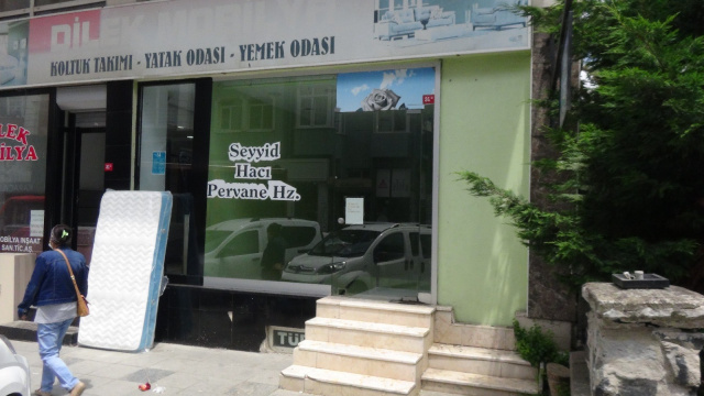 Silivri'de iş yeri görünümünde türbe ve mezarı görenler şaşırıyor - Resim: 3
