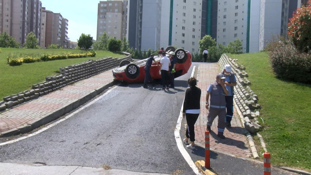 Beylikdüzü'nde kadın sürücü adayı direksiyon dersinde panik yapınca olanlar oldu - Resim: 0