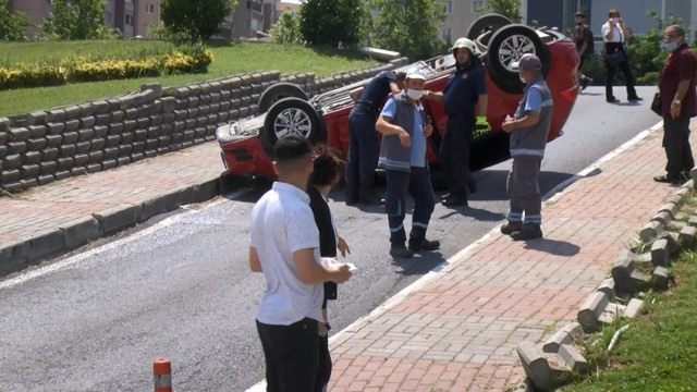 Beylikdüzü'nde kadın sürücü adayı direksiyon dersinde panik yapınca olanlar oldu - Resim: 1