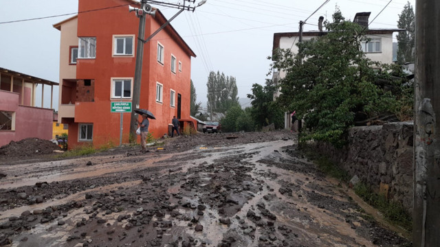 Giresun'da etkili sağanak sonrası dere taştı: Yollar çamurla kaplandı - Resim: 1