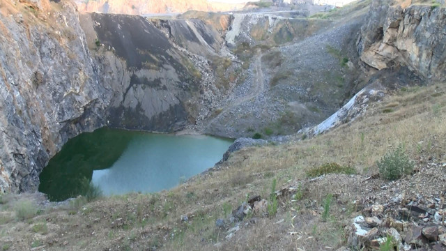 Sultangazi'de sevgilisinden ayrılan genç kız uçurumdan aşağı atladı - Resim: 1