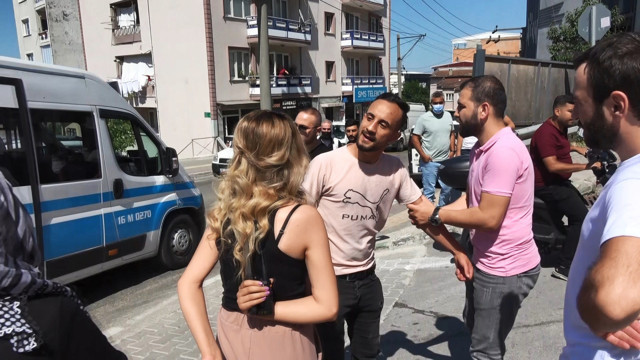 Bursa'da kadına bıçaklı şiddeti muhabirler önledi - Resim: 2