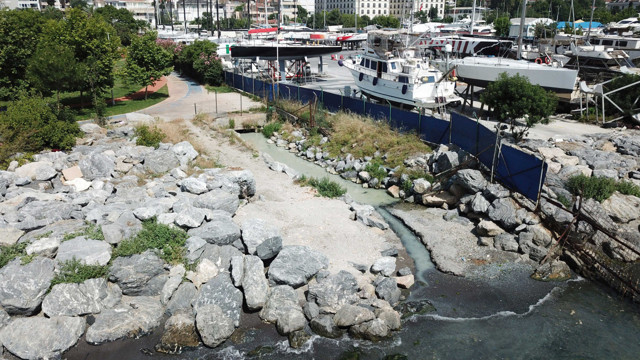 İstanbul Kadıköy'de denize akan renkli su endişesi - Resim: 0