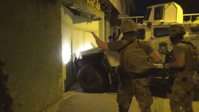 Adana'da suç örgütüne film gibi operasyon: 2 kişiyi günlerce kafeste esir etmişler - Resim: 1