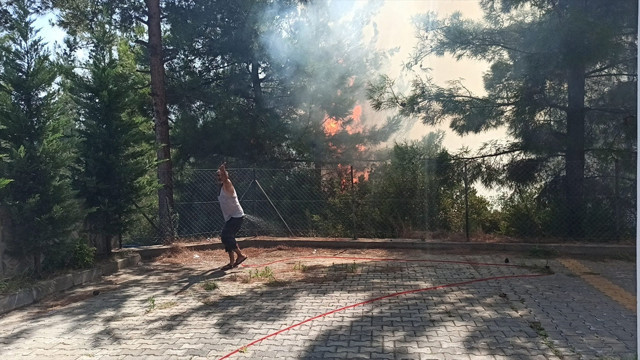 Osmaniye'de korkutan yangın! Evlere kadar yaklaştı alevlere müdahale ediliyor - Resim: 1