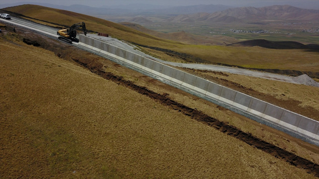 Türkiye-İran sınırına 63 kilometrelik duvar inşası! Yasa dışı geçişler engellenecek - Resim: 0