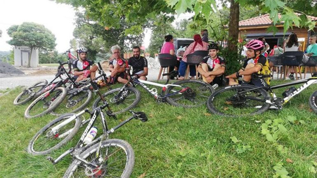 Komedi filmi gibi! Çöp zannedip hepsini topladı bisikletçiler kayboldu - Resim: 1