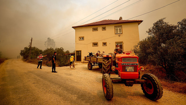 Antalya Manavgat'ta çıkan orman yangınına müdahale ediliyor - Resim: 0