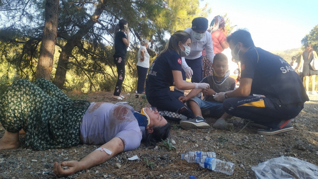 İzmir'de türbe ziyareti dönüşü feci kaza 6 ölü 11 yaralı - Resim: 0