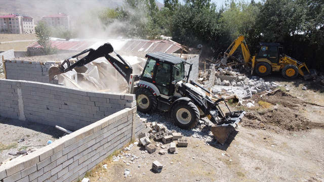 Van'da 'şok evleri' yıkıldı düzensiz göçmen operasyonunda 5 bin 16 kişi yakalandı - Resim: 2