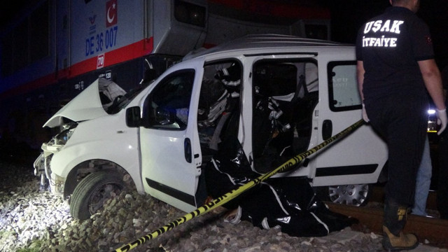 Uşak'ta korkunç kaza! Otomobil ile tren çapıştı: 2 ölü - Resim: 0