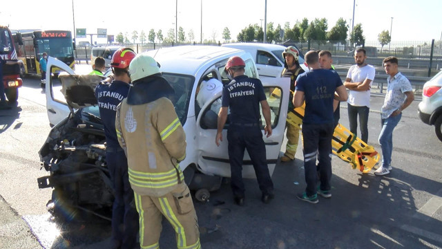 Fatih'te kaza sonrası sürücü şoka girdi! Dakikalarca otomobilin içinde bekledi - Resim: 2