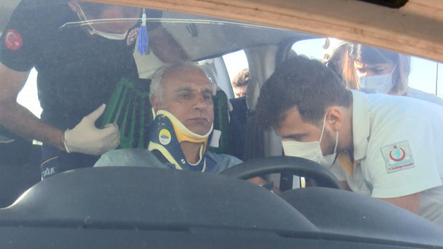 Fatih'te kaza sonrası sürücü şoka girdi! Dakikalarca otomobilin içinde bekledi - Resim: 0