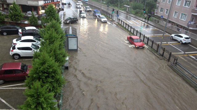 Rize’de sağanak yağış nedeniyle karayolu trafiğe kapandı - Resim: 0