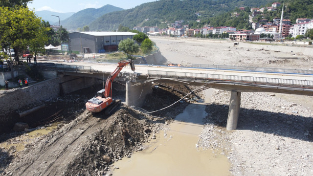 Ayancık'ta sel felaketinden hasar gören 58 yıllık köprünün yıkımına başlandı - Resim: 1