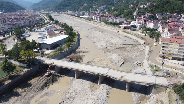 Ayancık'ta sel felaketinden hasar gören 58 yıllık köprünün yıkımına başlandı - Resim: 2