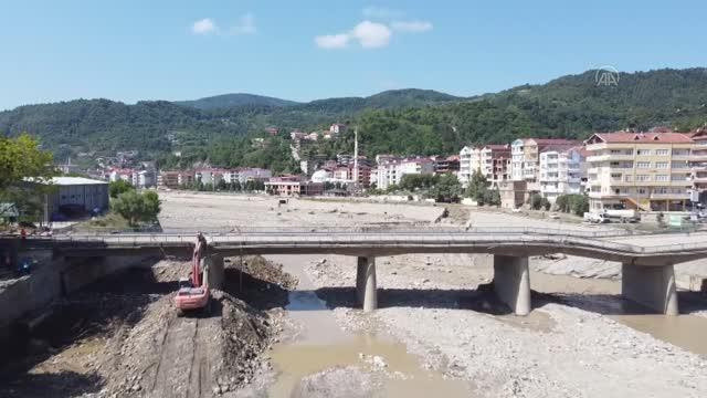 Ayancık'ta sel felaketinden hasar gören 58 yıllık köprünün yıkımına başlandı - Resim: 0