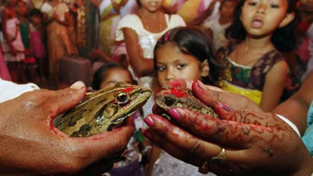 Hindistan'da yağmur yağsın diye kız çocuklarını çıplak halde gezdirdiler! - Resim: 0