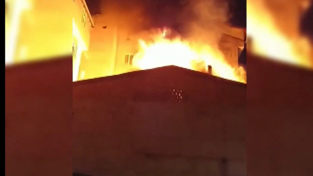 Esenyurt'da düğünde atılan havai fişek evin çatısına düşünce yangın çıktı - Resim: 1