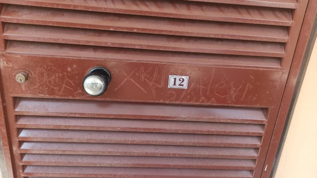 Mersin'de kirli oyunu bozuldu! Irkçı ifadeleri evinin kapısına kendisi yazmış - Resim: 0