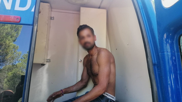 Antalya Manavgat'ta orman yangını çıkarmaya çalışan şüpheliyi linçten jandarma kurtardı - Resim: 0