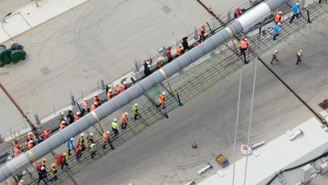Adil Karaismailoğlu 1915 Çanakkale Köprüsü'nün kedi yolundan yürüyerek karşıya geçti - Resim: 1