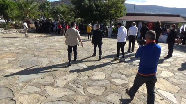 Bodrum'da Cevat Şakir Kabaağaçlı'yı anma töreninde kriz çıktı! Kaymakam alanı terketti - Resim: 0