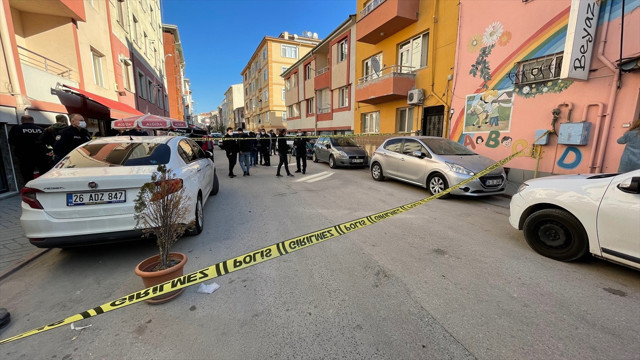 Eskişehir'de içinde çocuklar varken servis şoförü ve otomobil sürücüsü arasında silahlı kavga! 1 kişi vuruldu - Resim: 0