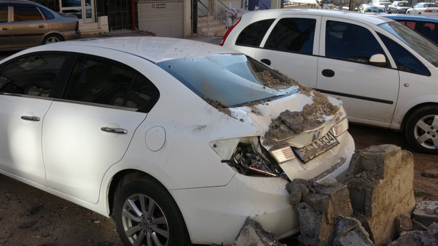 Uyandı hayatının şokunu yaşadı! Otomobilinin üzerine bahçe duvarı devrildi - Resim: 2