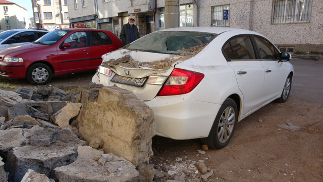 Uyandı hayatının şokunu yaşadı! Otomobilinin üzerine bahçe duvarı devrildi - Resim: 0