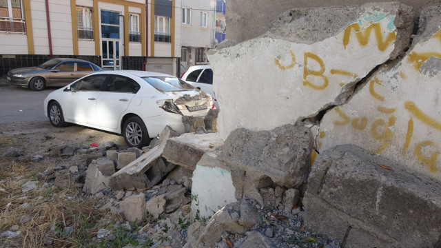 Uyandı hayatının şokunu yaşadı! Otomobilinin üzerine bahçe duvarı devrildi - Resim: 1