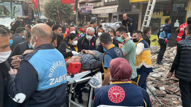 Malatya'da bina çöktü! Enkaz altında kalanlar var! Binanın kolonu kesilmiş! - Resim: 0