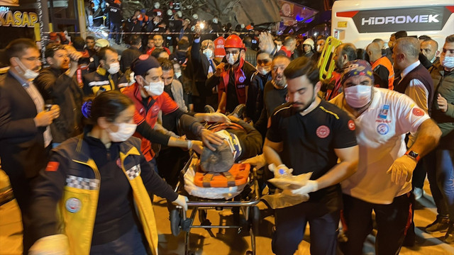 Malatya'da bina çöktü! Enkaz altında kalanlar var! Binanın kolonu kesilmiş! - Resim: 1