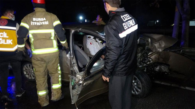 Bursa'da otomobil tıra arkadan çarptı sıkışmalı kazada araçta can pazarı yaşandı - Resim: 0