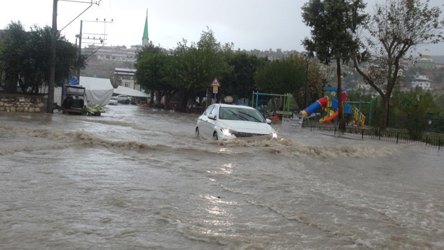 Mersin Silifke'de sağanak nedeniyle ev ve iş yerleri su altında kaldı - Resim: 0