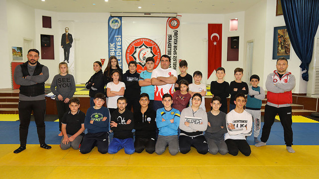 Gündüz lastik tamirinde akşam güreş antrenmanında - Resim: 0