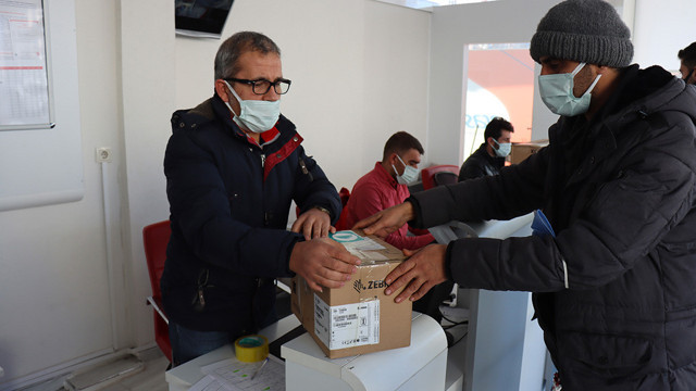 Adıyaman'da kargoda çalışıyor parmaklarını görenler şaşkına dönüyor - Resim: 0