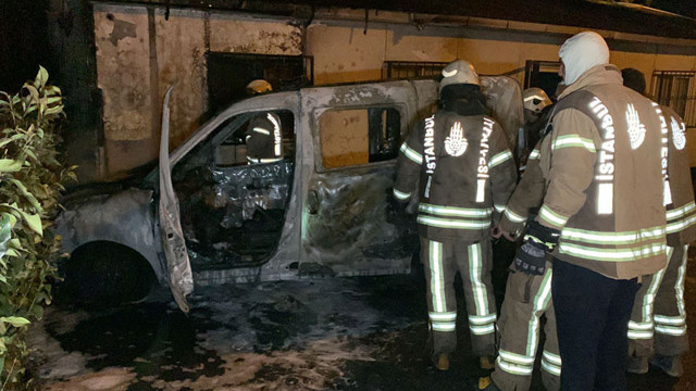 Pendik'te polis aracı yandı, alevler hastanenin arşiv binasına sıçradı - Resim: 0