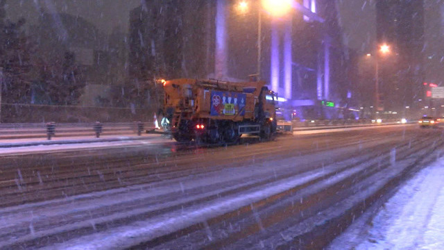 İstanbul'da aralıklarla yağan kar hayatı olumsuz etkiledi ara yollar karla kaplandı - Resim: 0