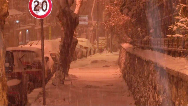 İstanbul'da aralıklarla yağan kar hayatı olumsuz etkiledi ara yollar karla kaplandı - Resim: 3