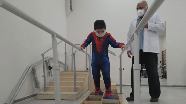 Doktorlar ‘yürüyemez’ dedi! Küçük Abbas ‘Örümcek Adam’ kostümü giydi, imkansızı başardı - Resim: 0