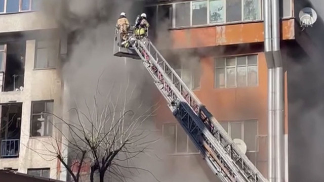 Güngören'de tekstil malzemesi imalathanesinde yangın çıktı! Bir kişi panikle aşağıya atladı - Resim: 0