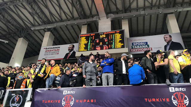 Olaylı derbide Galatasaray'ı deviren Fenerbahçe finale yükseldi - Resim: 0