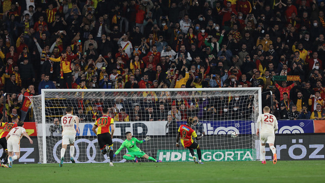 İzmir'de müthiş maç! Galatasaray dört penaltılı maçta Göztepe'yi yıktı - Resim: 0