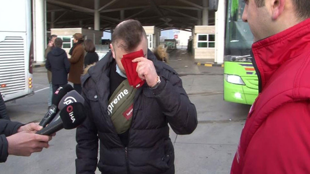 Ukrayna’dan getirdiği Türk bayrağını sınırda öperek görevliye teslim etti - Resim: 0