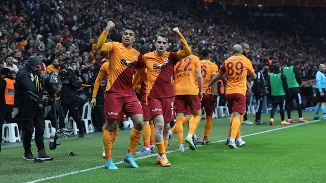 Galatasaray derbide konuk ettiği Beşiktaş'ı 2-1 mağlup etti - Resim: 0