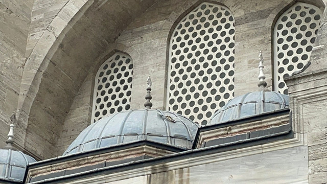 Süleymaniye Camisi'nin şerefesinden parça düştü kubbe zarar gördü! - Resim: 0