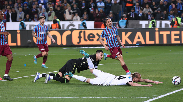 Trabzonspor ile Beşiktaş nefes kesen maçta 1-1 berabere kaldı - Resim: 0